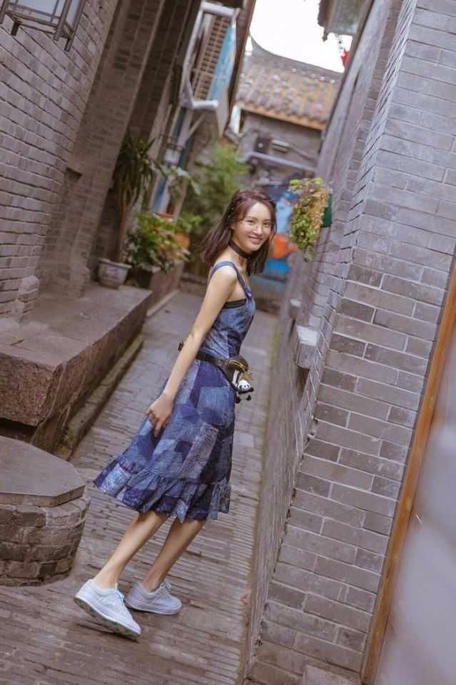 金晨这穿衣风格完全是在暴露身材的短板，网友：还是先长胖点！