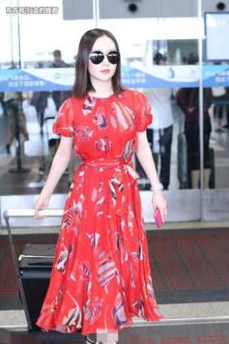 许久不见的舒畅终于现身了，可“饺子”般的下巴却充满着争议