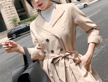 立秋后早晚凉!女人最好少穿裙子，试试风衣+衬衫，美的恰到好处