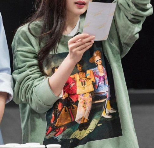 今年秋天，万万不穿毛衣，这样的卫衣裙时髦还洋气，貌美超显嫩