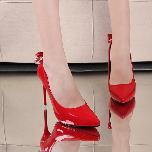 尖头高跟鞋展现女性妩媚动人的气质，美到无法自拔