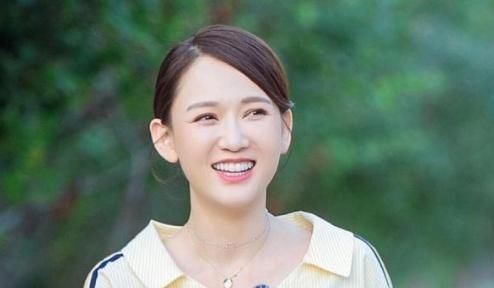  『线会』发际线高的女生,别总扎这3种发型,否则发际线会悄悄“上移”!