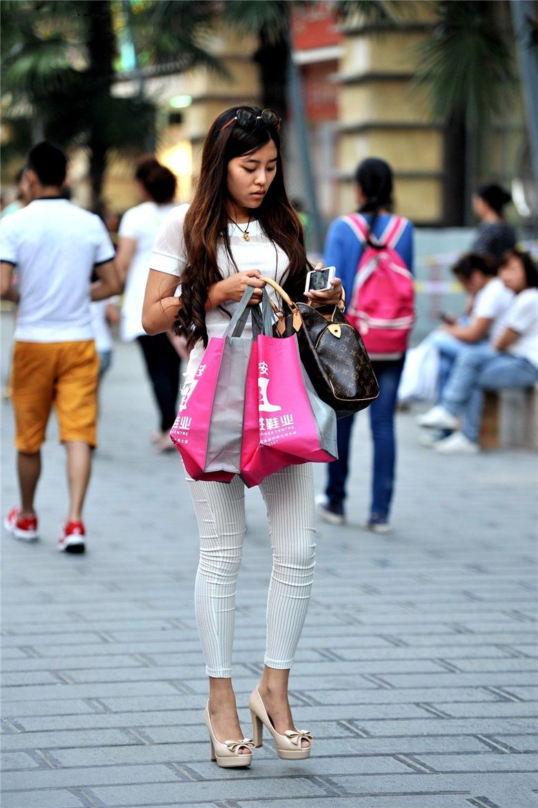 街拍联盟：很紧实的白长裤，修饰出女郎完美身段