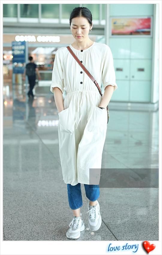 大表姐现身机场，网友瞬间不淡定了：这穿的是啥？毫无超模气质