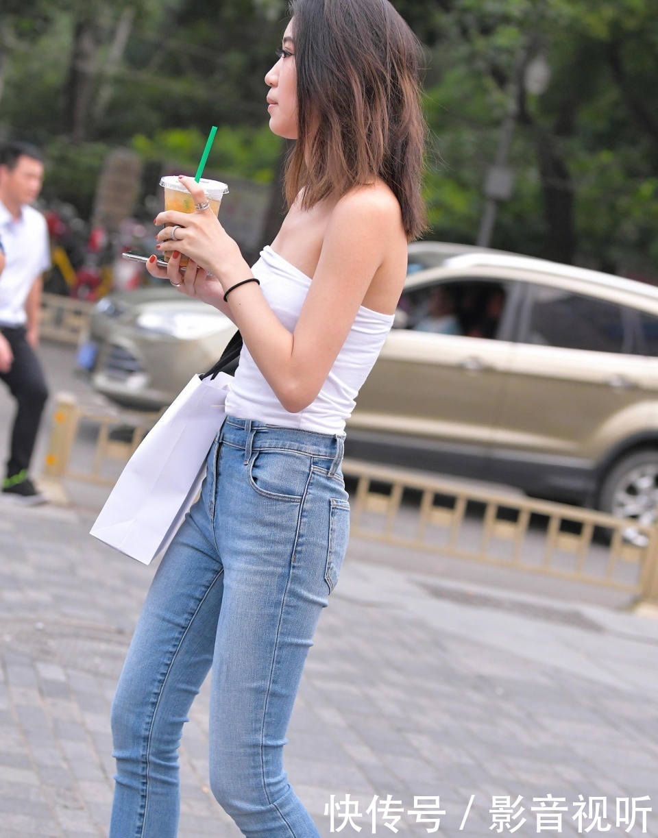 街拍美女：小姐姐紧身装穿出不俗的效果，走在大街上很是吸睛