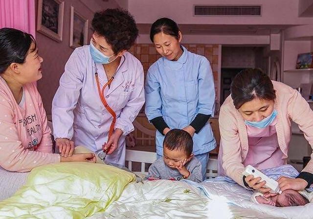  『关系』产后坐月子时，宝妈尽量别让4种人进房间，为了宝宝关系再好也不行