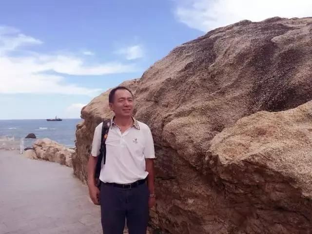  老桥@52岁的他为健康养老，跑大山里盖木屋，过上让人艳羡的生活