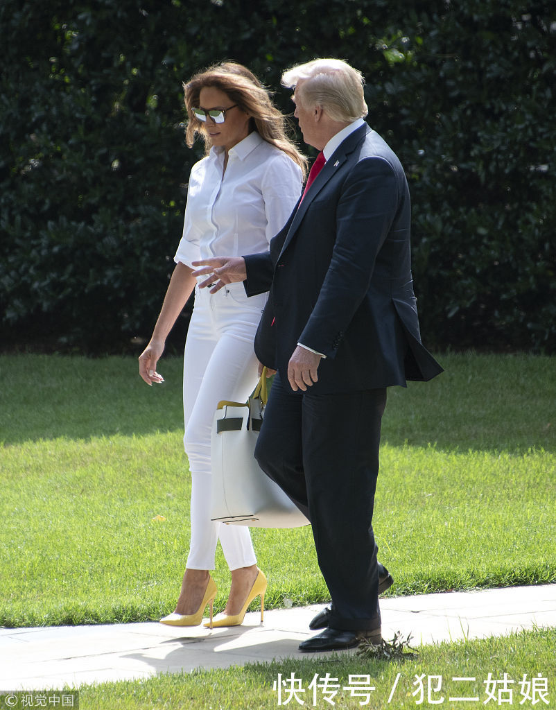 特朗普偕家人度周末心情佳 “美第一夫人”梅拉尼娅白色衬衫干练