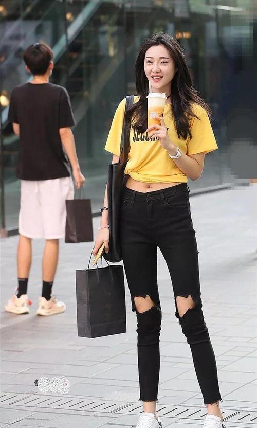 街拍：貌若天仙的牛仔裤小姐姐，释放靓丽清新的优雅女人味儿！