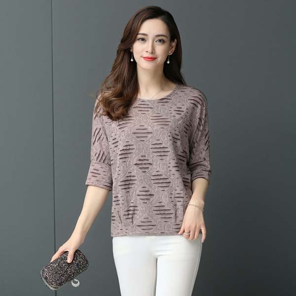 小姨来我家，身上穿的小衫白裤子，原来今年流行这样穿，优雅大气