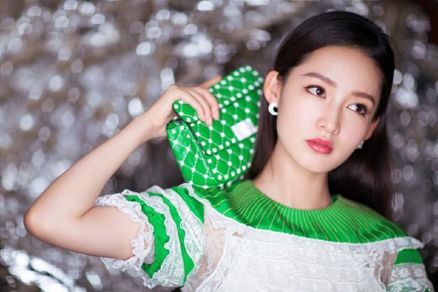 李沁胆真大! 穿绿色的紧身勒的皱巴巴的,几乎是遮不住的!