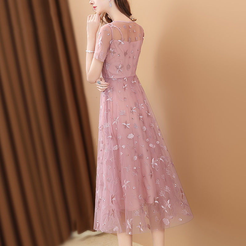 第一次买这么高级的连衣裙，60后妈妈穿上太美了，上身高贵洋气