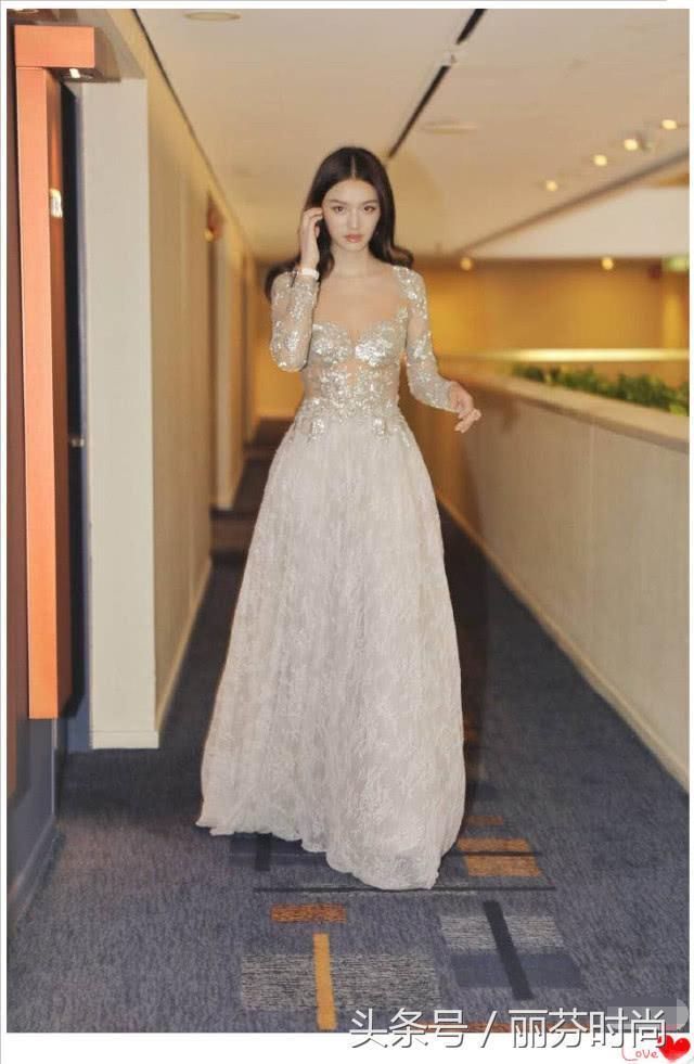 林允变大胆了！性感透视裙，重点部位仅靠两朵花，网友：身材真好