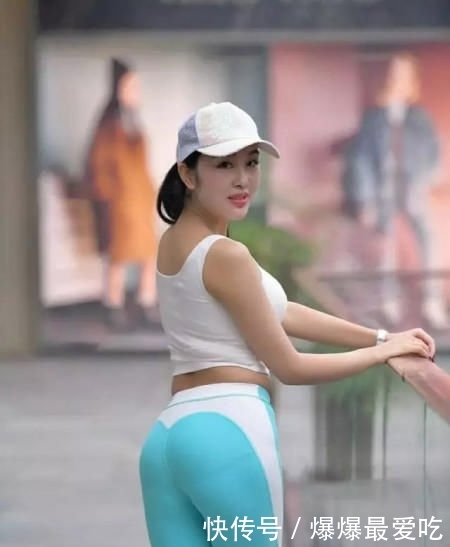  #气质#打底裤的搭配穿出干练气质，尽显优美的飘逸感