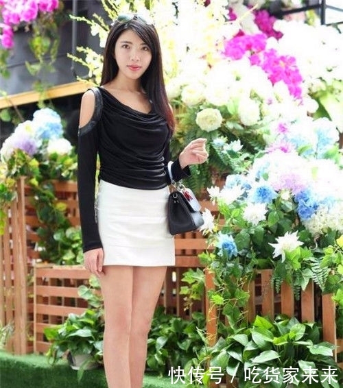 「简洁」街拍:齐肩短发的小美女,白色长裙配黑色高跟鞋,简洁又素雅