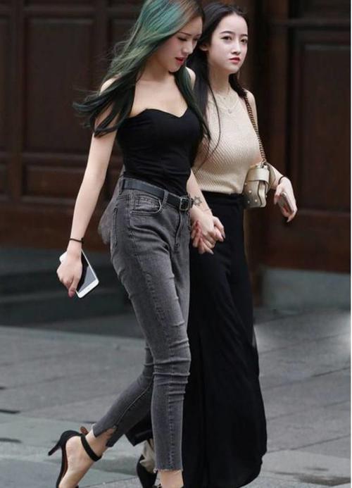 路人街拍，心地善良的小姐姐，想用黑色把热都吸走换来人间的清凉