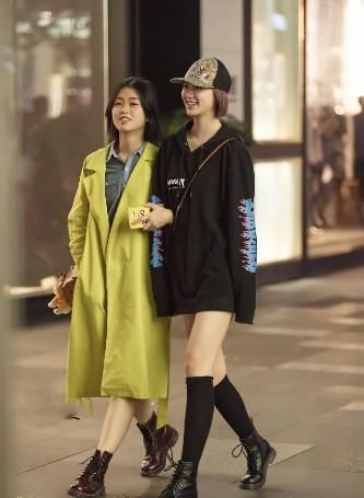  黑色■路人街拍，小姐姐粉色宽松的毛衣搭配黑色皮裙，可爱又帅气