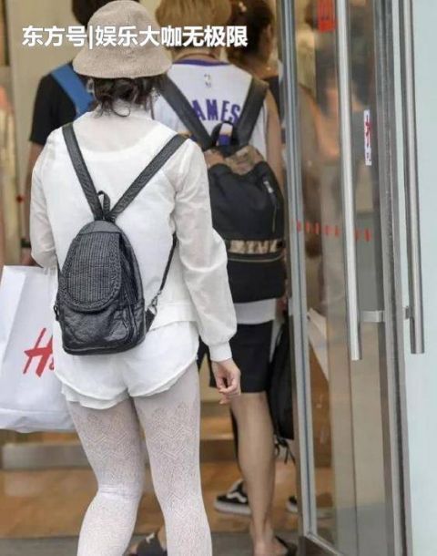  「月貌花容」街拍：月貌花容的美女，一件白色衬衫配白色短裤，时尚唯美好身材