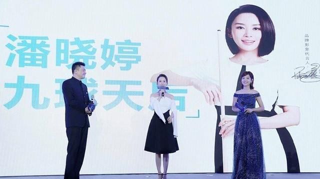  『气质』被潘晓婷气质惊艳，穿一字肩白色衬衫配黑色半身裙，秒变气质女神