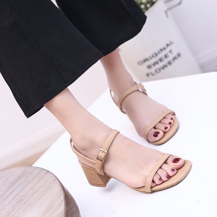 细高跟鞋非常累脚，如今流行这样的中跟鞋，洋气又好看，你喜欢吗