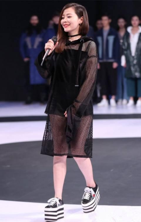 张靓颖真大胆! 穿开胸裙露到让人尴尬, 网友: 还能开再大点