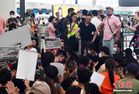 外交部驻港特派员谢锋：香港面临回归以来最严峻局面 当务之急止