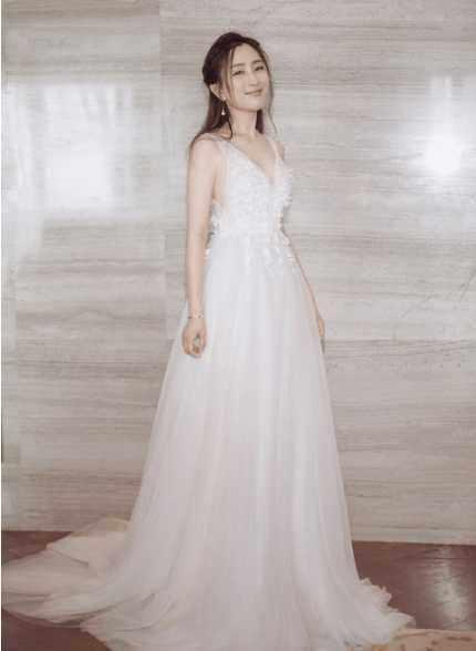 马苏为显腿长也是拼了，腰带快系胸上了，网友：还是挡不住土气！