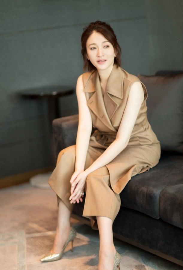 70后的李小冉为什么穿什么都好看？皮肤白的人都该学她这么穿！