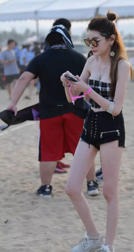 街拍 : 气质小姐姐黑色短裤尽显细腻筷子腿,在沙滩漫步,吸足了