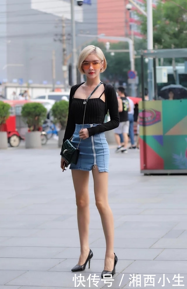 街拍：身材窈窕娇小的短发美女，牛仔短裤的搭配，让美腿显得更修