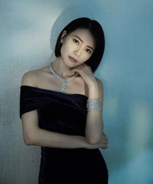 高圆圆不愧为“直男斩”，全身上下只穿一件小衣服，让人彻底沦陷