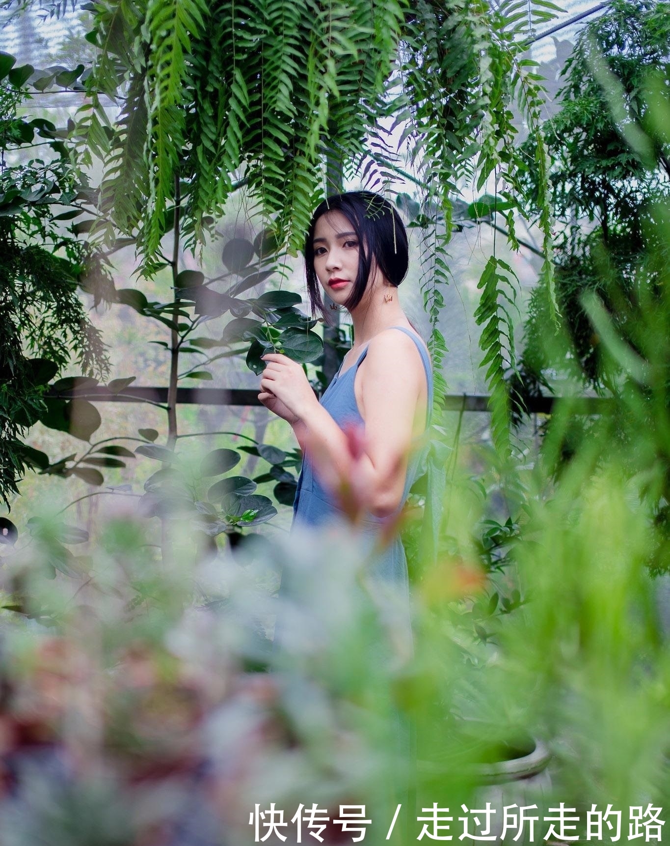  『写真』青春美少女蓝色吊带连衣裙时尚生活写真