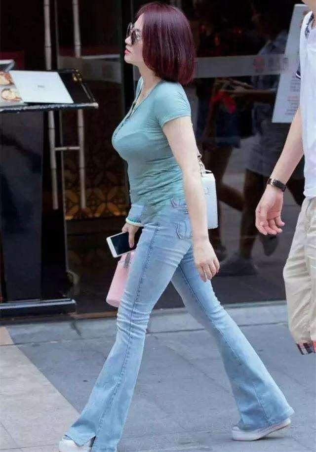 街拍: 图3小姐姐真美, 我要让她在劳斯莱斯上披头散发