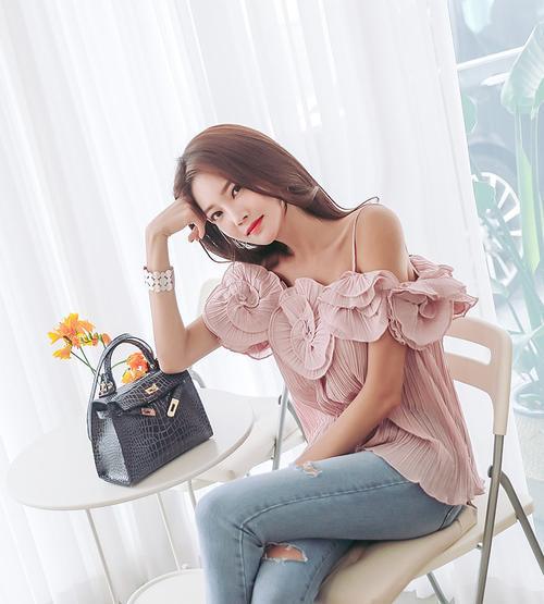 街拍,身材微胖的小姐姐穿热裤很有女人味,爱笑的女孩运气都不差