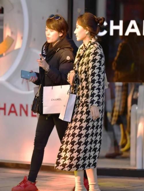  『美女』街拍：清纯可人的美女，一条白色的连衣裙，时尚美丽大方气质