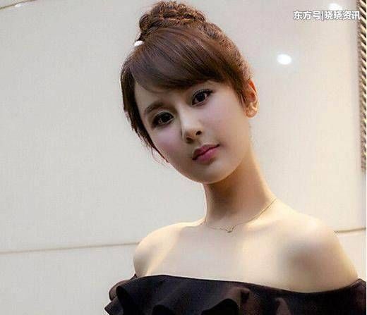 女星们穿上一字肩,赵丽颖美若天仙,迪丽热巴很气质,赵薇很尴尬