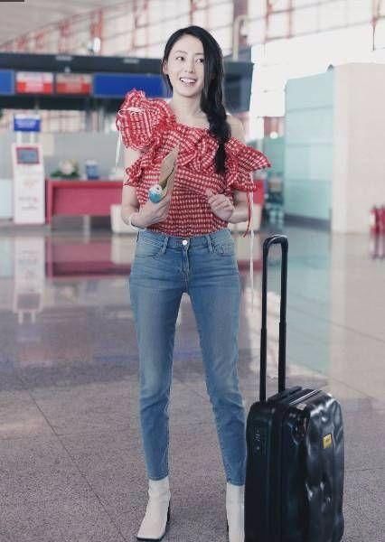 真是服了张天爱，皮带不系好，吊带裙外穿，这么爱秀性感?