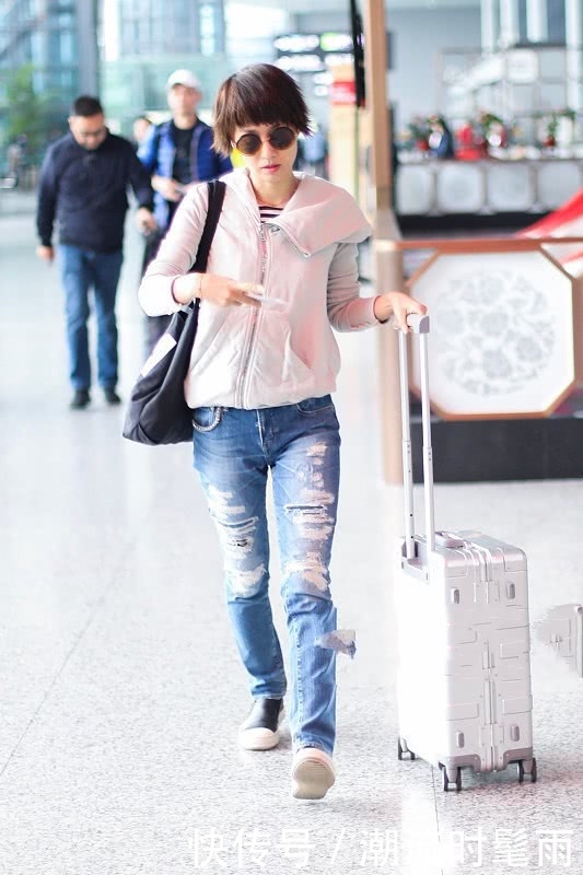 马伊琍不过是穿了件粉色T恤，一下子就嫩回24岁，文章也太赚了！