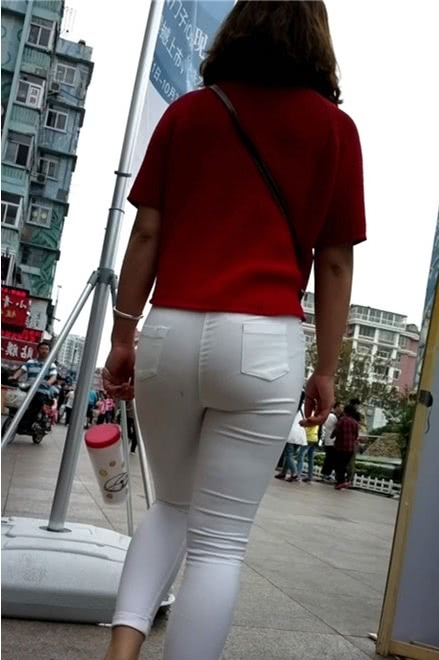 白色紧身裤小姐姐双腿丰腴，臀部圆润，红色的上衣显出娇艳动人的