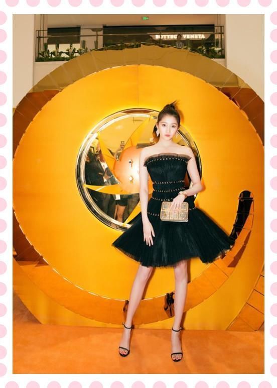 当20岁关晓彤和18岁欧阳娜娜同穿小黑裙，网友：这差距岂止2岁？