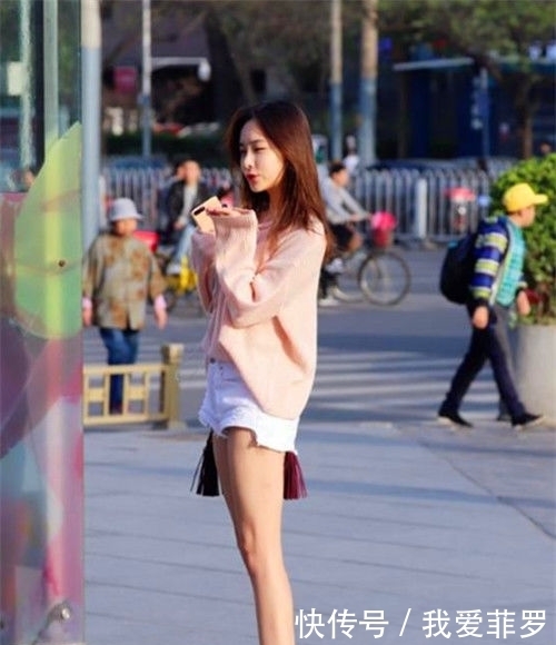  小美女|街拍：身材高挑的小美女，穿粉色露肩短裙，很美哦