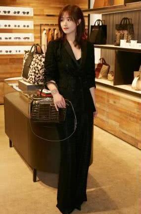 蒋欣瘦20斤后现机场，素颜憔悴惹人心疼，网友：还是胖回去吧！