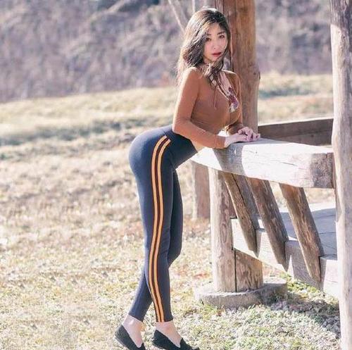 清秀漂亮的打底裤小姐姐展露迷人魅力，显得更加楚楚动人！