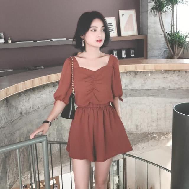 矮个子的我只穿短裤套装，清爽显高有格调、比拖地长裙可要美好多