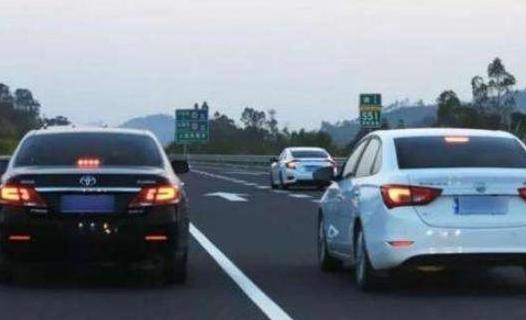 为何有人在超车道还打左转灯？新手都不知原因，老司机的“共识”