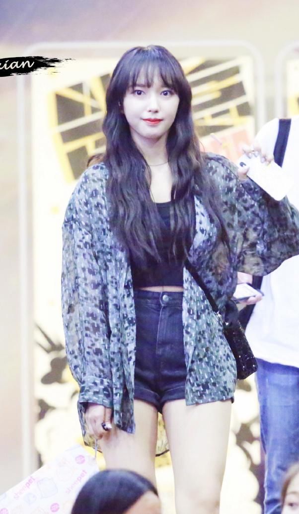 同是20岁的程潇和周洁琼穿短裤，网友：这身材差距真尴尬