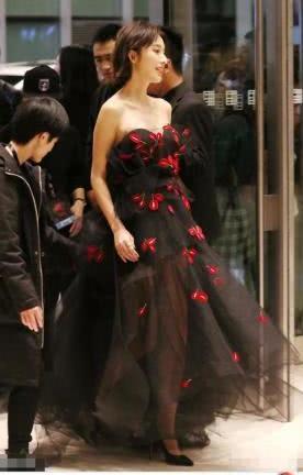 张俪这身材太恨人了！穿大粗裤子却不臃肿，网友：时髦到飞起！