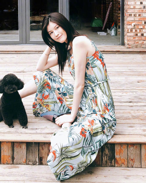 何穗把高跟鞋穿得像钉子拖鞋，脚指头露出来了，这样穿能稳吗？