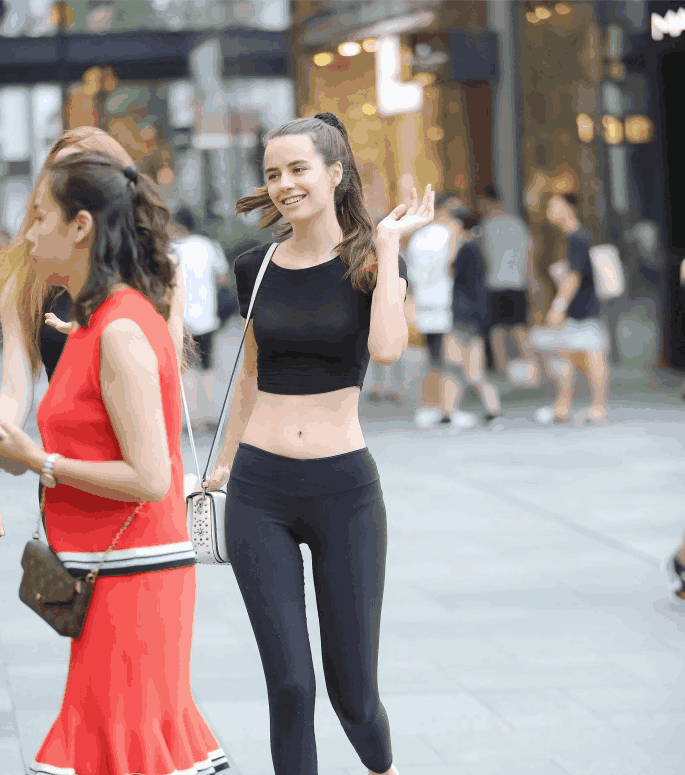 街拍: 大长腿美女好像明星一样, 看美女很优雅的穿搭真是“养眼”