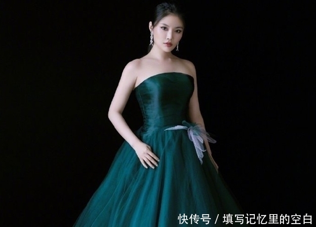 「扮演」徐冬冬庆祝获奖,在舞台上身穿华丽美妆,太惊艳了